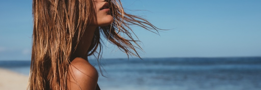 SOS cheveux sec à la plage : comment y remédier ? 