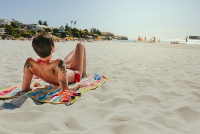 Tatouage et bronzage : ce qu’il faut savoir avant de partir en vacances