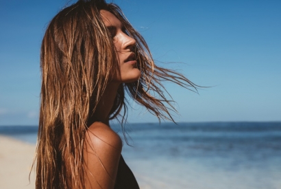 SOS cheveux sec à la plage : comment y remédier ? 